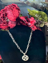 Load image into Gallery viewer, Medallion Necklace